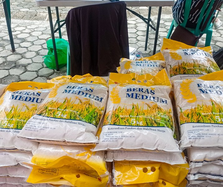 Beras Bulog berkualitas premium dijual di pasar murah Disketapang Pekanbaru. Foto: Surya/Riau1.