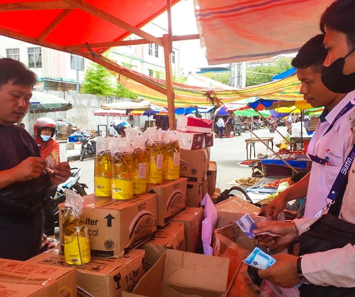 Karyawan PT Rajawali Nusindo saat menjual Minyakita di Pasar Agus Salim Pekanbaru. Foto: Istimewa.