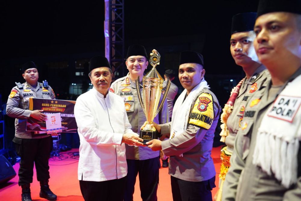 Penyerahan hadiah lomba Dai Polres se Riau