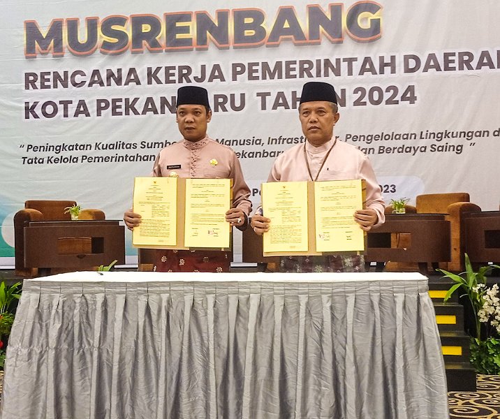 Pj Wali Kota Pekanbaru Muflihun bersama Kepala BPS Khairunnas saat melihat MoU Satu Data Indonesia di Hotel Pangeran pada 31 Maret 2023. Foto: Surya/Riau1.