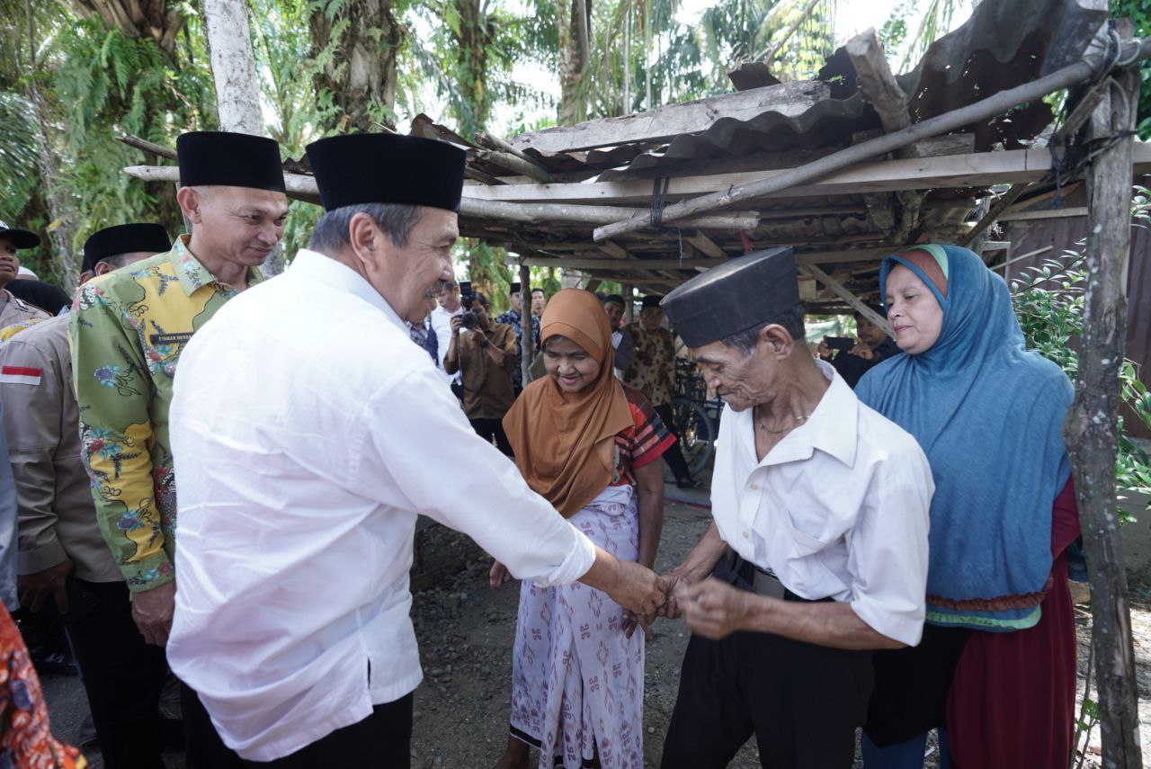 Gubri Syamsuar kunjungi rumah warga penerima RLH di Rokan Hulu