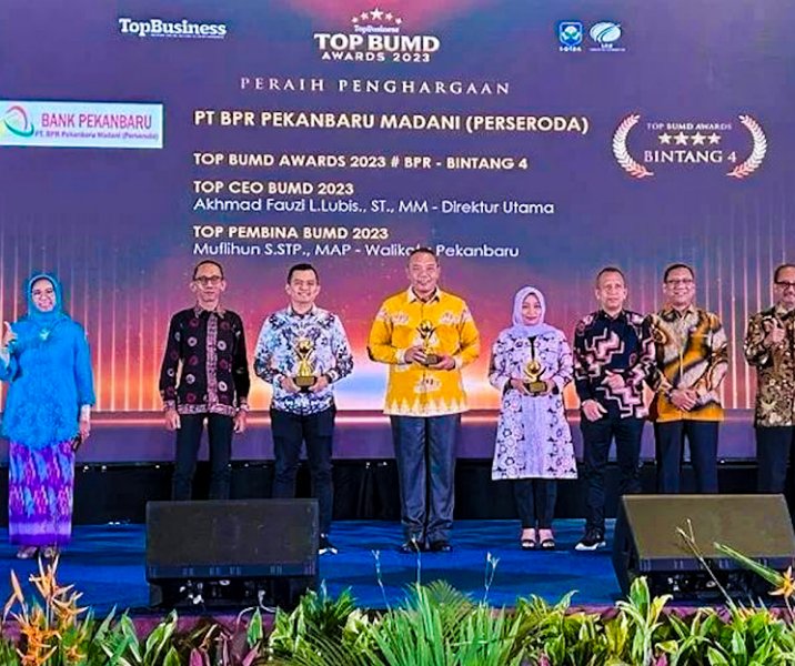 Pemko Pekanbaru dan Bank Pekanbaru meraih penghargaan dalam TOP BUMD Awards di Jakarta pada 5 April 2023. Foto: Istimewa.