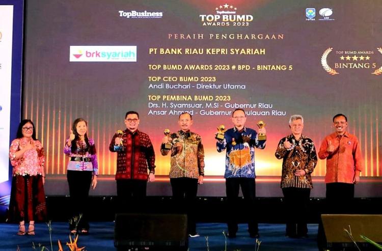 Penyerahan penghargaan Top BUMD Awards