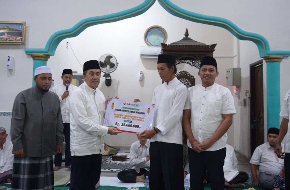 Penyaluran bantuan saat safari ramadhan gubri Syamsuar