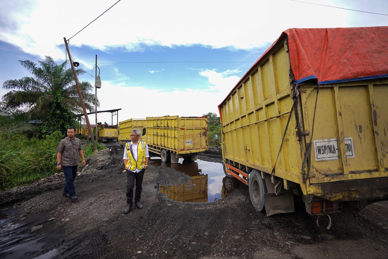 Jalan rusak di Inhu dan Inhil akibat truk ODOL