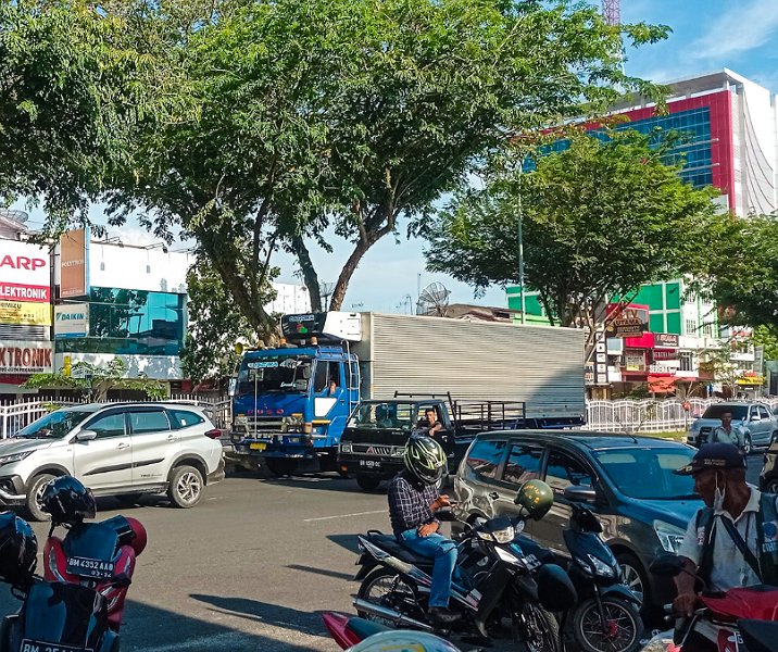 Truk bertonase besar melintas di Jalan Jenderal Sudirman Pekanbaru saat jam sibuk. Foto: Surya/Riau1.