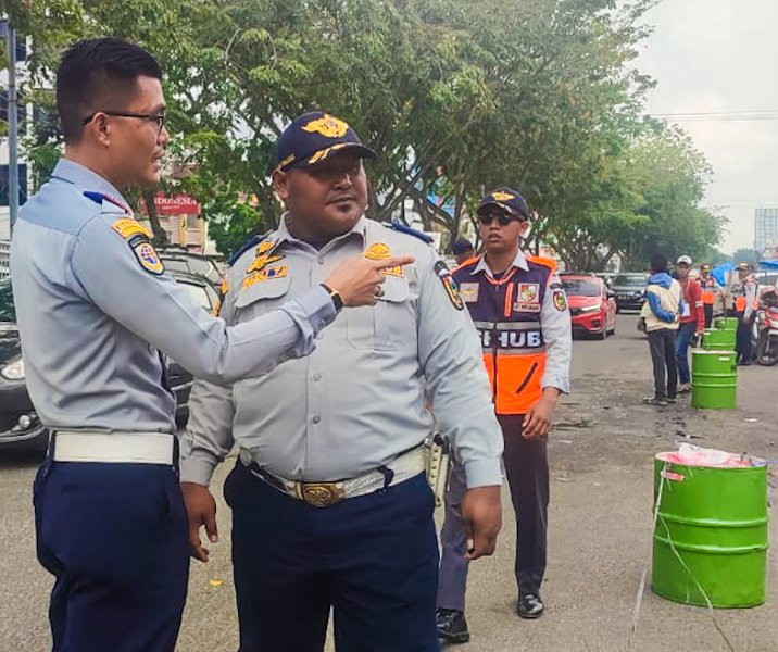 Kepala UPT Perparkiran Dishub Pekanbaru Radinal Munandar saat memantau area parkir di sekitar STC. Foto: Istimewa.