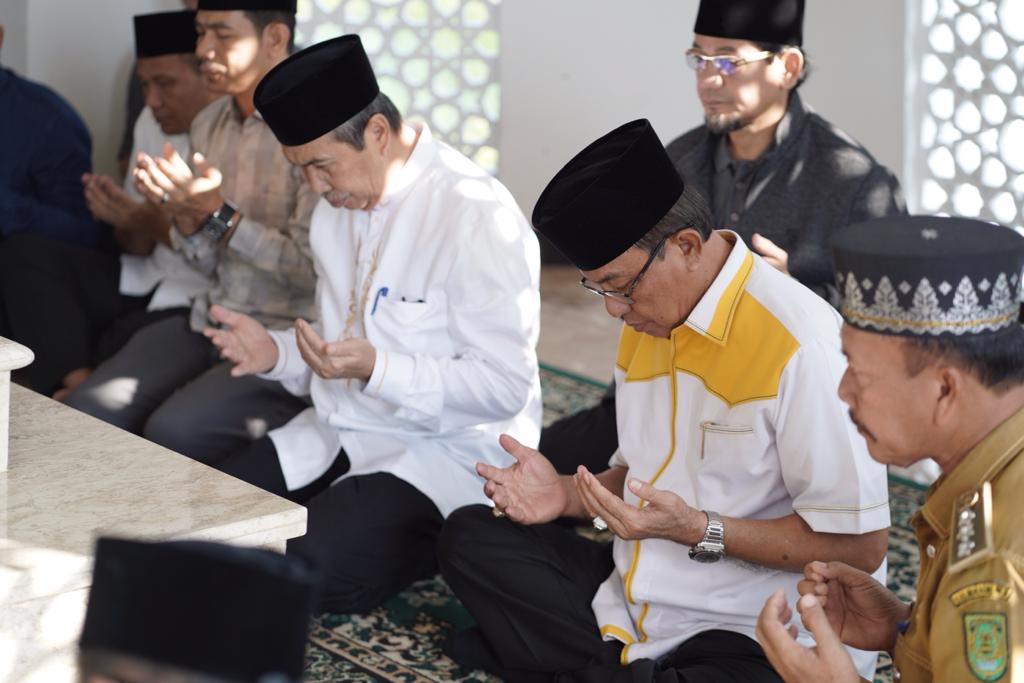Gubri Syamsuar bersama Bupati HM Wardan ziarah ke makam Tuan Guru Sapat