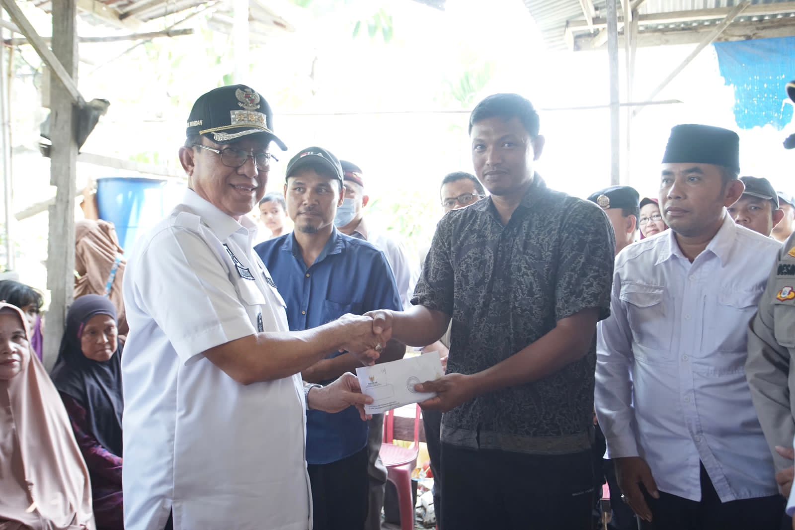 Bupati Indragiri Hilir, HM Wardan salurkan bantuan untuk korban bencana di Keritang