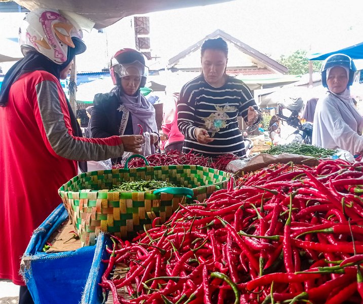 Pembeli berebut membeli cabai merah di Pasar Kodim. Foto: Surya/Riau1.
