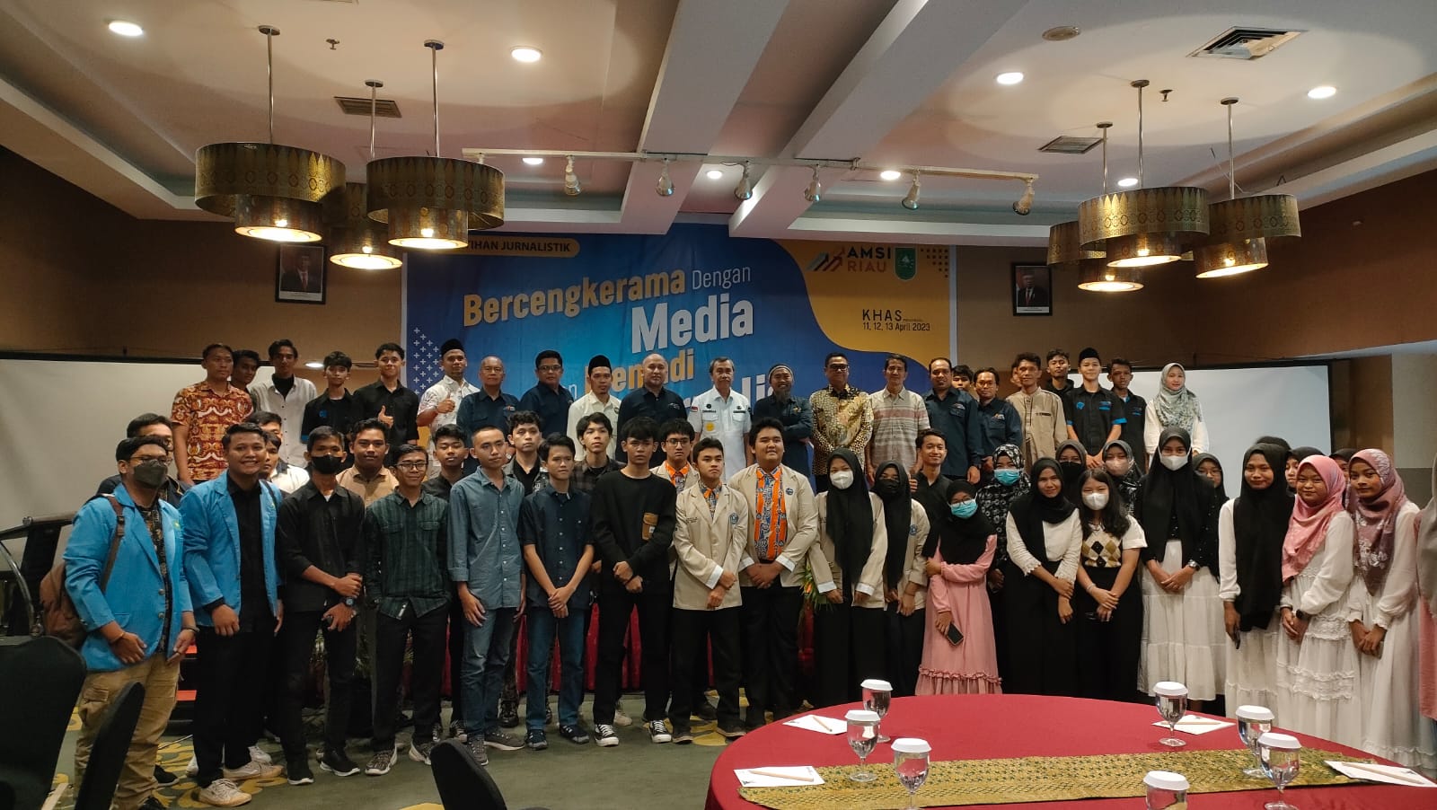 Para Peserta, Pengurus AMSI Riau Foto Bersama Gubernur Riau