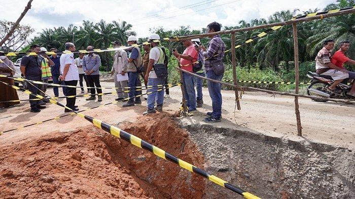 Gubri Syamsuar tinjau jalan rusak