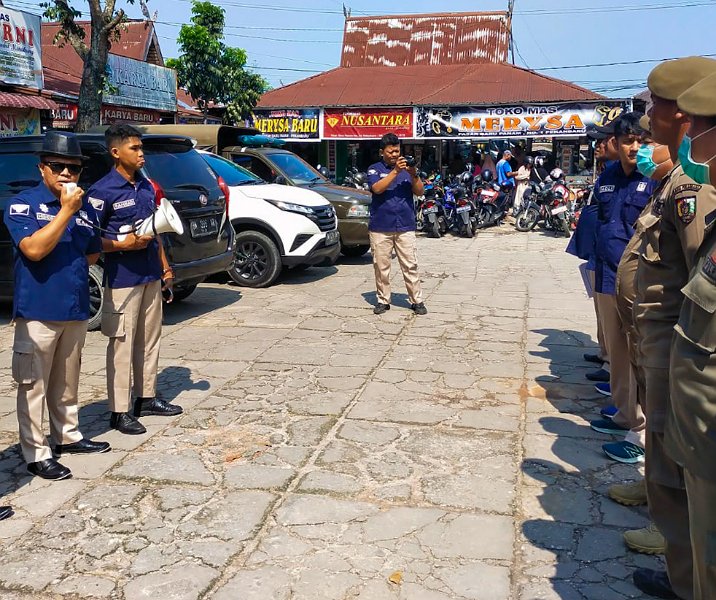 Kabid Pasar Disperindag Pekanbaru Hendra saat memberikan arahan kepada tim sosialisasi alih kelola Pasar Simpang Baru Panam, Kamis (13/4/2023). Foto: Istimewa.