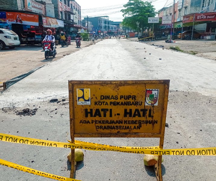 Semenisasi Jalan Bukit Barisan oleh Dinas PUPR. Foto: Surya/Riau1.