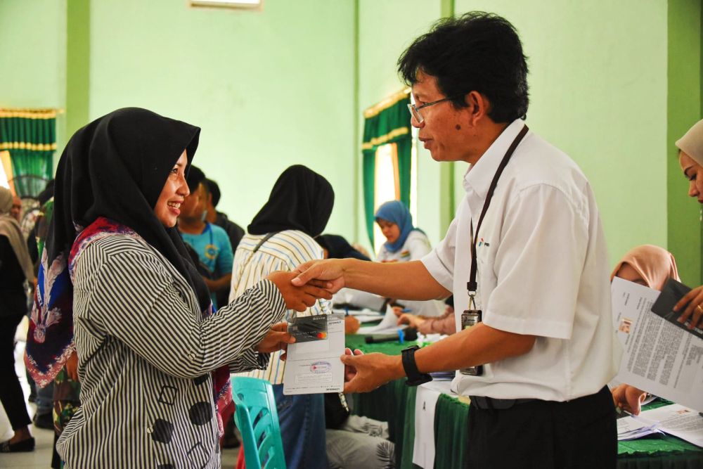 Penyerahan kompensasi pada masyarakat terdampak ledakan kilang Pertamina Dumai