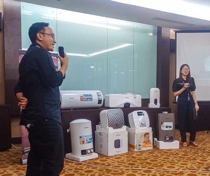 Branch Manager MODENA Sumbagteng Albertus Sapta menjelaskan berbagai jenis mesin pemanas air untuk mandi dalam Media Gathering dan Buka Puasa Bersama di Hotel Grand Central Pekanbaru, Selasa (18/4/2023). Foto: Surya/Riau1.