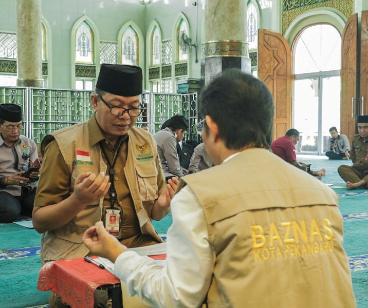 Sekdako Pekanbaru Indra Pomi Nasution saat membayar zakat fitrah pada 17 April 2023. Foto: Surya/Riau1.