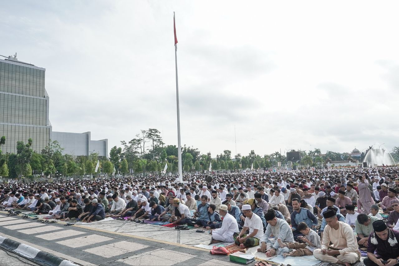 Pelaksanaan salat idulfitri di halaman kantor gubernur Riau