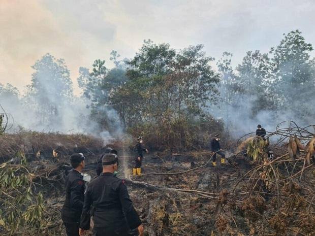 Proses pemadaman lahan yang terbakar