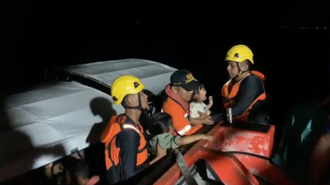 Evakuasi peumpang kapal wisata yang mati mesin di perairan Rupat