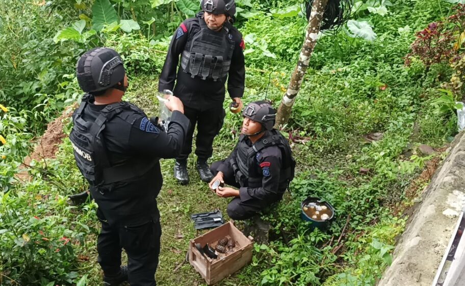 Unit Penjinak Bom Brimob Sumbar dilokasi penemuan granat dan amunisi