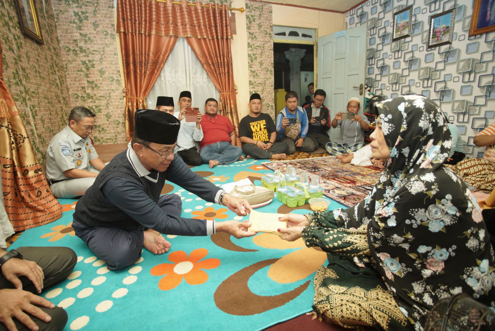 Bupati HM Wardan melayat ke rumah korban laka laut SB Evelyn Calisca 01