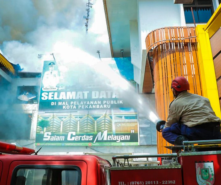 Petugas DPKP saat memadamkan kebakaran Mal Pelayanan Publik (MPP) pada 5 Maret 2023 lalu. Foto: Istimewa.