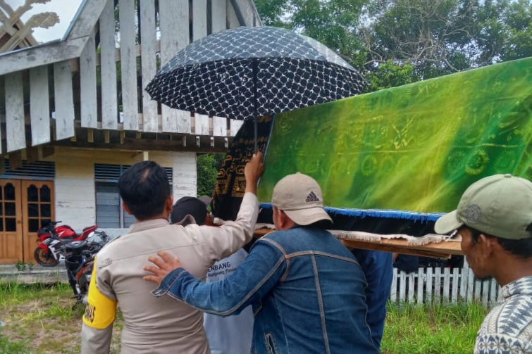 Nelayan di Meranti yang dimakamkan warga