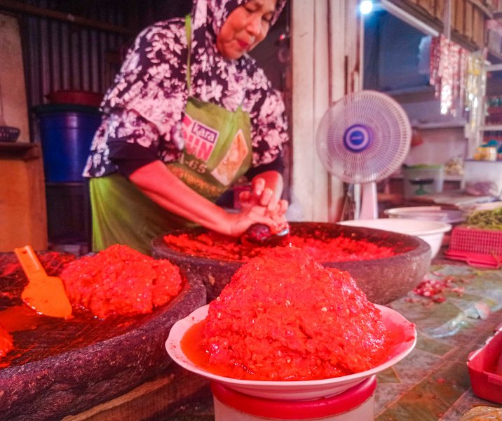 Pedagang sedang menggiling cabai merah di salah satu pasar di Pekanbaru. Foto: Surya/Riau1.