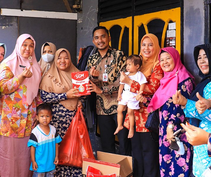 Kepala Diskominfotiksan Pekanbaru Raja Hendra Saputra, Bapak Asuh Stunting, foto bersama balita usai pengeluaran bantuan makanan dan susu di Kelurahan Sialang Munggu, Kamis (4/5/2023). Foto: Istimewa.