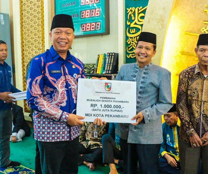Sekdako Pekanbaru Indra Pomi Nasution menyerahkan secara simbolis insentif bagi para mubalig di Masjid Ar Rahman pada 4 Mei 2023. Foto: Istimewa.