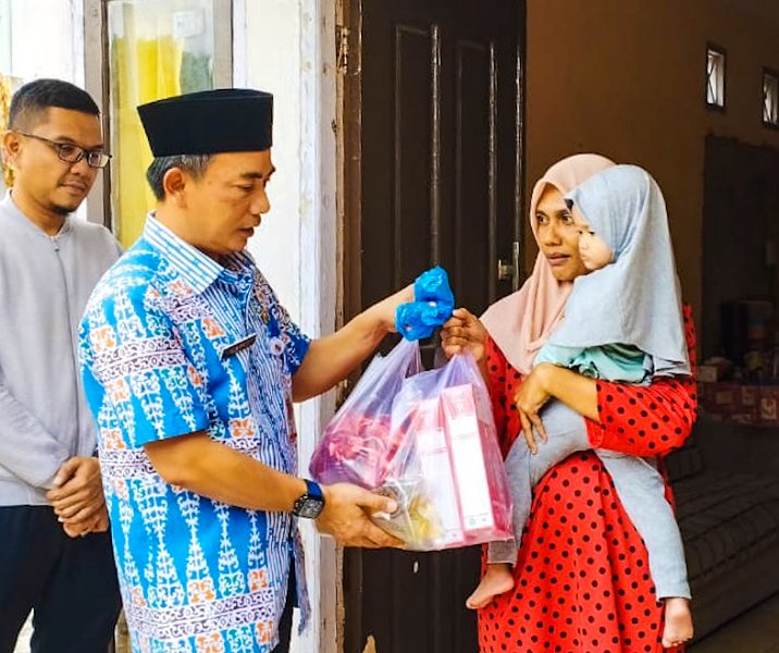 Kepala Dispora Pekanbaru Hazli Fendriyanto menyerahkan bantuan makanan bagi balita stunting di Kelurahan Tobek Gadang pada 4 Mei 2023. Foto: Istimewa.