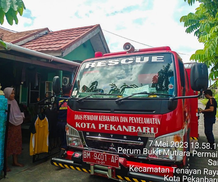 Tim Rescue Damkar merespon setiap permasalahan gangguan binatang di rumah warga. Foto: Istimewa.