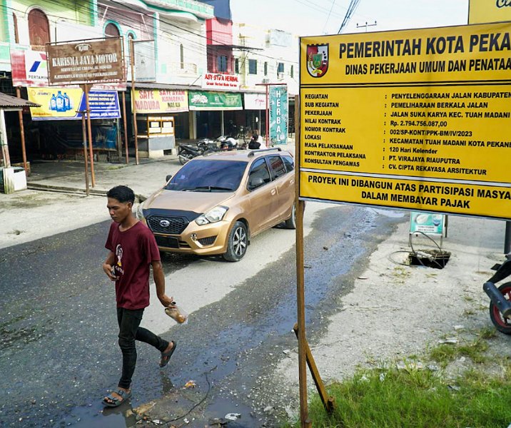 Papan pengumuman perbaikan Jalan Suka Karya yang dipasang Dinas PUPR Pekanbaru. Foto: Istimewa.