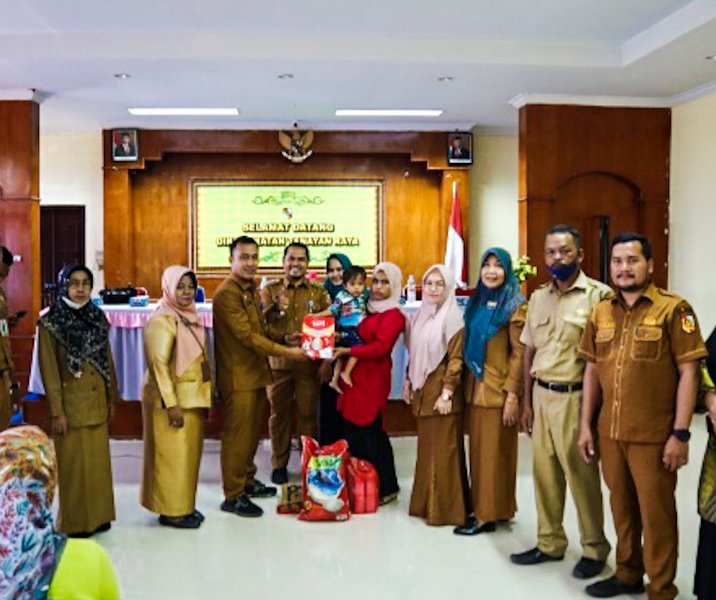 Kabag Prokopim Kota Pekanbaru Reza Aulia Putra saat menyalurkan bantuan makanan bergizi kepada anak berisiko stunting di Kantor Kecamatan Tenayan Raya pada 9 Mei 2023. Foto: Istimewa.