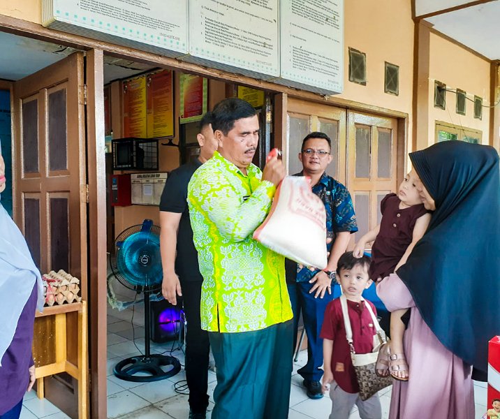 Kepala Dinas Damkar Pekanbaru Burhan Gurning saat menyalurkan bantuan makanan bergizi kepada anak berisiko stunting di Kelurahan Sekip, Kamis (11/5/2023). Foto: Istimewa.