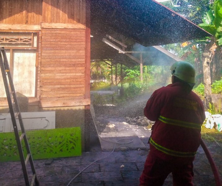 Petugas Damkar Pekanbaru saat memadamkan gudang jamur yang terbakar, Jumat (12/5/2023). Foto: Istimewa.