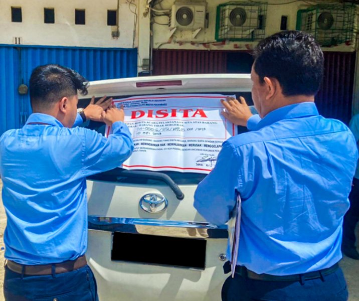 Petugas pajak menyita mobil milik penunggak pajak pada 10 Mei 2023. Foto: Istimewa.