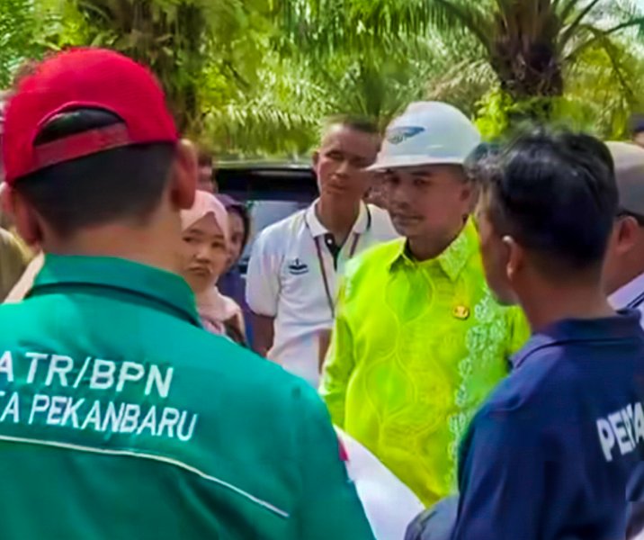 Kepala Disperindag Pekanbaru Zulhelmi Arifin saat mendampingi BPN memasang patok tanah di KIT dua pekan lalu. Foto: Istimewa.