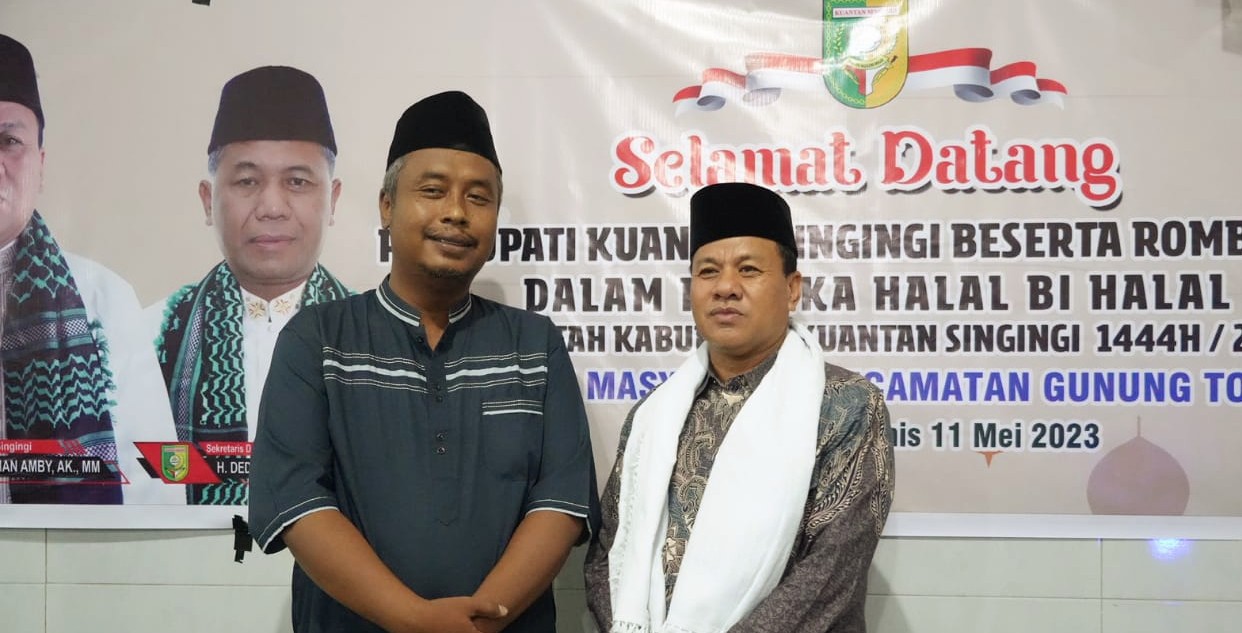 Junaidi penerima hadiah umrah gratis bersama Plt Bupati Kuansing, Suhardiman Amby