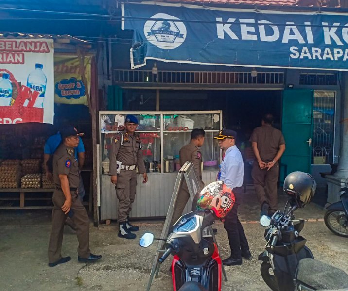 Satpol PP Pekanbaru saat razia PNS di kedai kopi, Senin (15/5/2023) pagi. Foto: Istimewa.