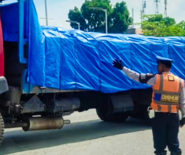 Petugas Dishub Pekanbaru mengarahkan truk barang agar tidak masuk kawasan kota. Foto: Istimewa.
