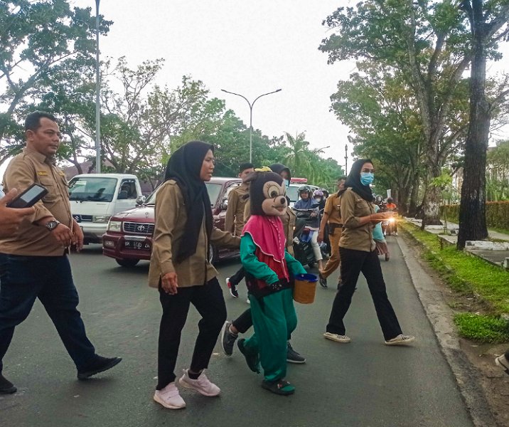 Tim Dinsos Pekanbaru mengamankan seorang badut jalanan di Jalan Jenderal Sudirman beberapa waktu lalu. Foto: Istimewa.