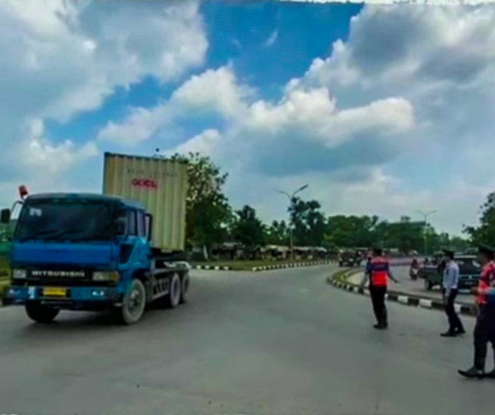 Petugas Dishub Pekanbaru saat mengusir truk kontainer agar tidak masuk ke Jalan Riau. Foto: Istimewa.