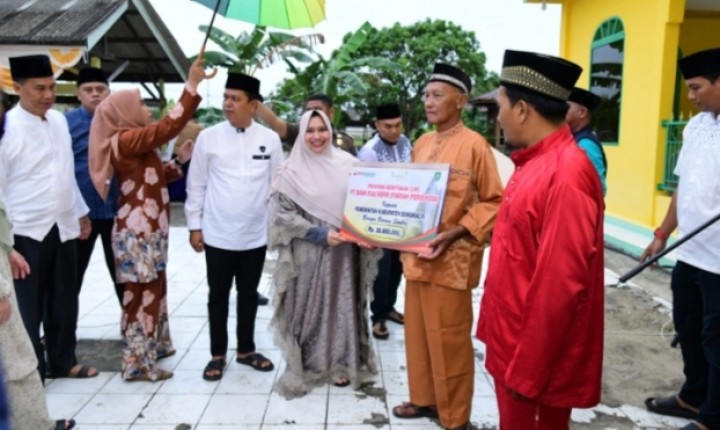 Bupati Kasmarni saat menyerahkan bantuan kepada anak yatim dan kaum dhuafa.