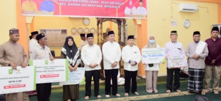 Wabup Bengkalis bersama Gubri saat bersafari ramadhan di Bathin Solapan