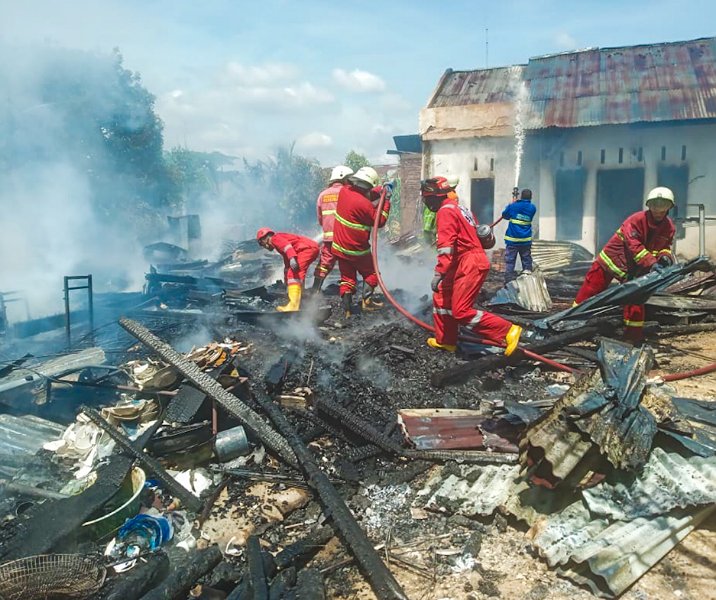 Petugas damkar Pekanbaru saat memadamkan kebakaran rumah semi permanen di Jalan Fajar, Payung Sekaki, Kamis (18/5/2023) pagi. Foto: Istimewa.