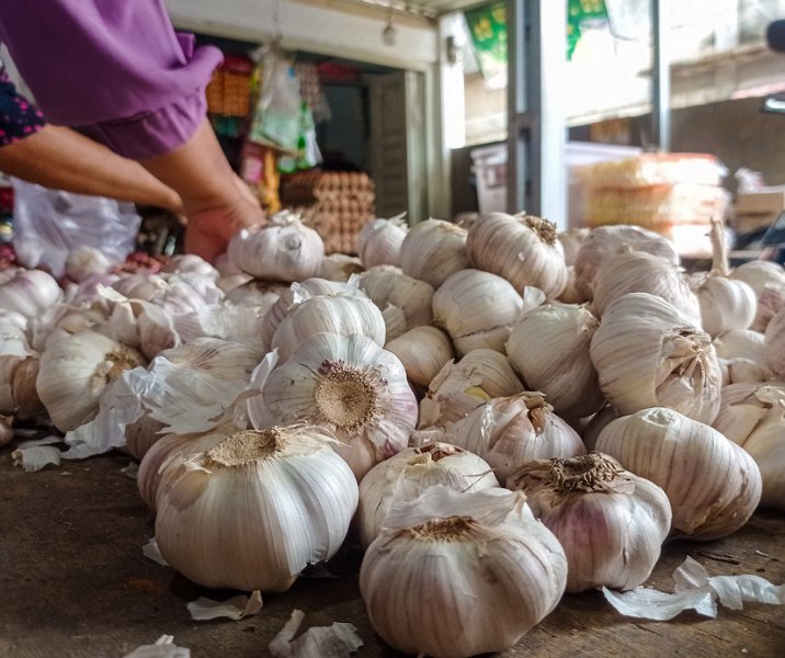 Dagangan bawang putih di Pasar Kodim Pekanbaru. Foto: Surya/Riau1.