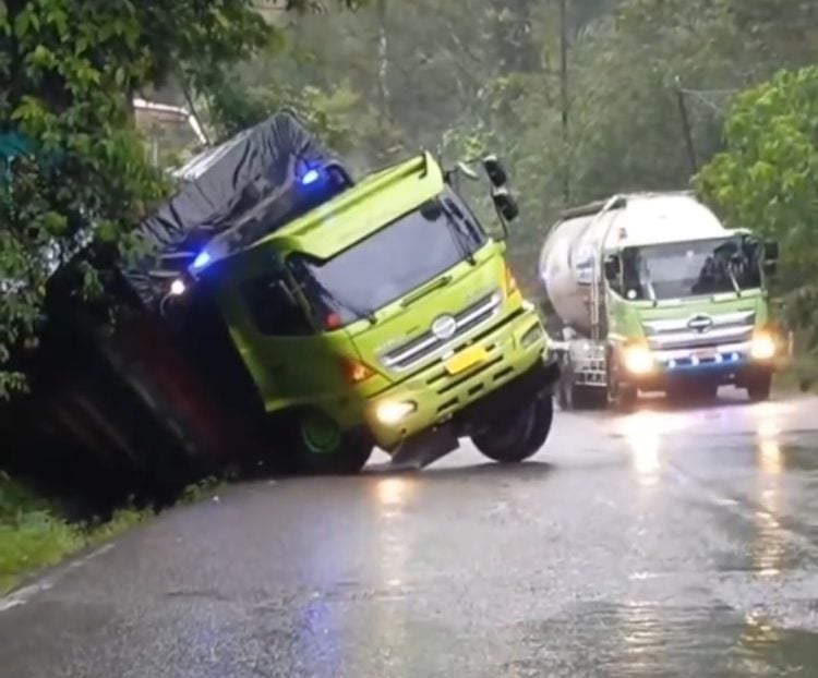 Truk yang gagal menanjak di Silaing