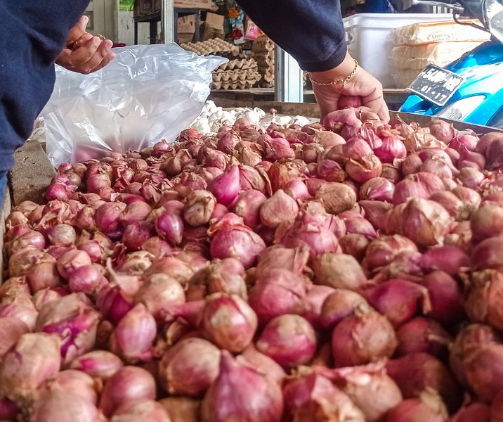 Dagangan bawang merah di Pasar Kodim Pekanbaru. Foto: Surya/Riau1.